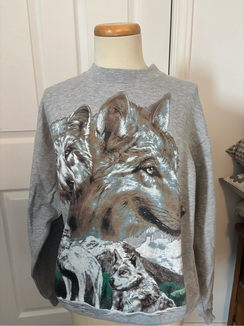 Men's Gray Wolf Graphic Crewneck Sweatshirt